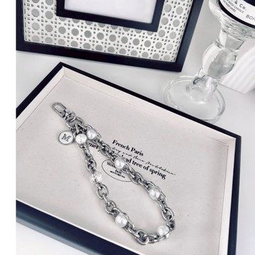 【MISIA】502 字母珍珠鏈條手腕帶 手機掛繩 珍珠 字母 鏈條 輕量 墊片 夾片 手機殼 禮物推薦 客製化