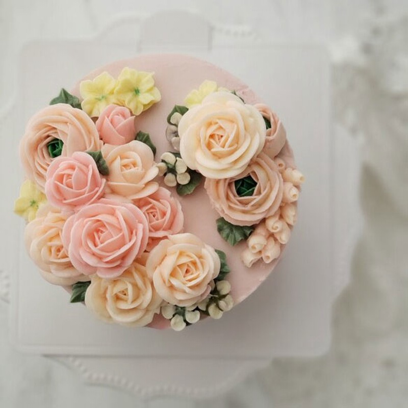 薔薇とラナンキュラス フラワーケーキ 4号 12cm 通販 Lineポイント最大3 0 Get Lineショッピング