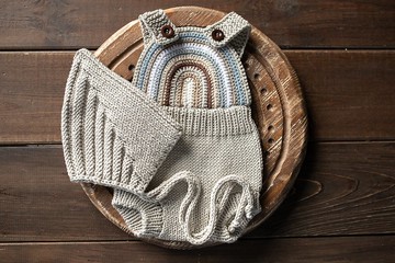 新生兒米色連身衣帶帽子：嬰兒的完美服裝