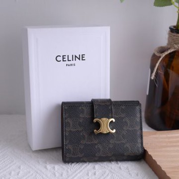 CELINE NINO Triomphe Canvas 印花款細搭帶扣式三折短夾(深咖)