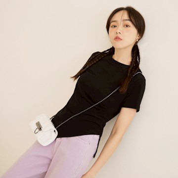 OB嚴選-彈性坑條素色抓褶不規則下襬上衣《AB18469-》