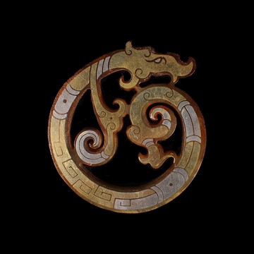 《博古珍藏》天然和闐玉錯金銀 C龍玉珮把玩．28公克．早期收藏．老件文物．國際拍賣級．行家首選．超值回饋