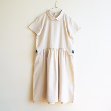 貓咪地毯棉麻抓皺洋裝：自然色