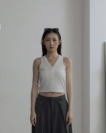 質感開襟V領削肩針織背心-米白