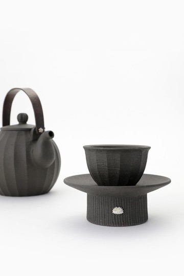 DONONG銀裝飾底座杯和黑土銅柄茶壺