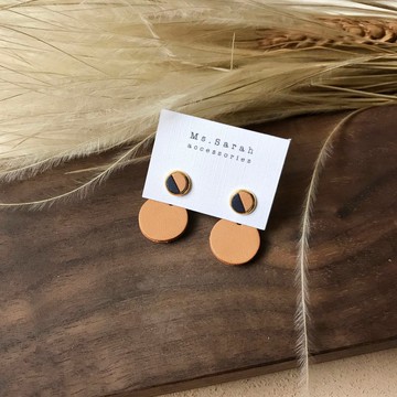 皮革耳環_貼耳小圓_混色搭淺棕