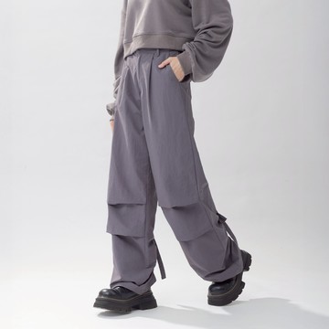 QUEENSHOP_F 女裝 後抽皺綁帶打褶工裝長褲 兩色售 S/M 現+預 【04101979】