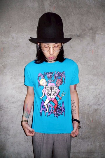 ON THE HORNS OF A DILEMMA TEE 初衷與惡魔的分裂 T恤 (亮藍)