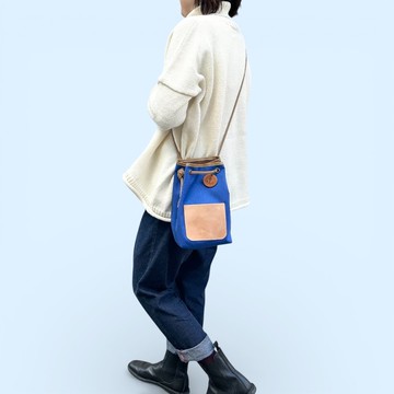 nico 藍色×米色 撥水加工尼龍材質×義大利皮革束口袋包