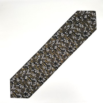 採用京都西陣織面料製成的日本圖案時尚桌旗地毯。購買時請註明圖案。