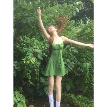 法式古早度假肌理感綠色吊帶短裙子女春夏新款森系抹胸顯瘦連衣裙