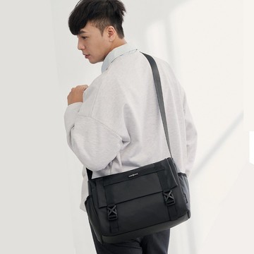 MANDE RHODE - 滑面大容量插扣造型郵差包(大/L) - A5890-1K