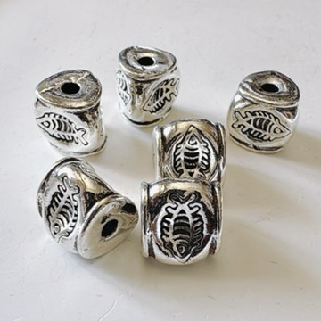 拾悦手作材料/9.9x9.8mm重工銅合金作舊復古藏銀三角柱中間內凹小魚壓紋造型隔珠/隔片/配珠/配飾配件/DIY半成品