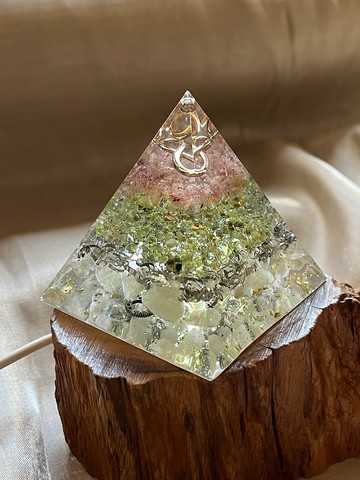 訂製【奧剛能量塔】草莓晶/橄欖石/檸檬黃-奧根金字塔