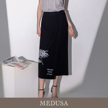 現貨【MEDUSA 曼度莎】都會個性花卉文字側蓋中長裙（M-XL）｜長裙穿搭 中長裙 都會穿搭