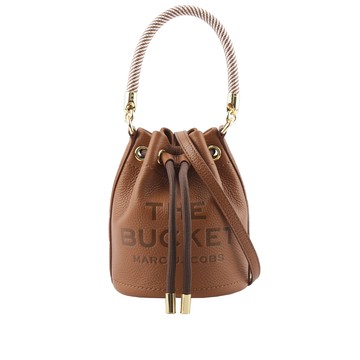 MARC JACOBS The Bucket Bag Logo 壓印二用迷你水桶包(堅果棕) 2S3HCR058H03 212