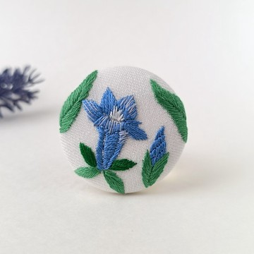 初綻的藍色龍膽花刺繡胸針或刺繡髮圈