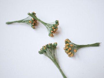 紙花，100 片，尺寸 0.5 x 0.6 公分。含苞待放的玫瑰花，橙色。