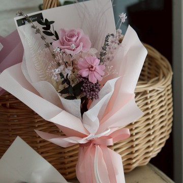 【& Grace Flower永生花禮花藝店】戀愛粉永生玫瑰雛菊花束 永生花 送禮 質感 氣氛 節日送禮 禮物