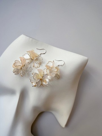 櫻閃 香檳金 櫻花垂墜式樹脂耳環