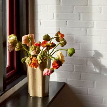 【Hübsch】奶茶色四瓣造型陶瓷花瓶 花器