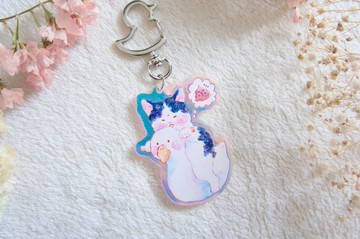 這是努力撐著的貓咪造型壓克力鑰匙圈。