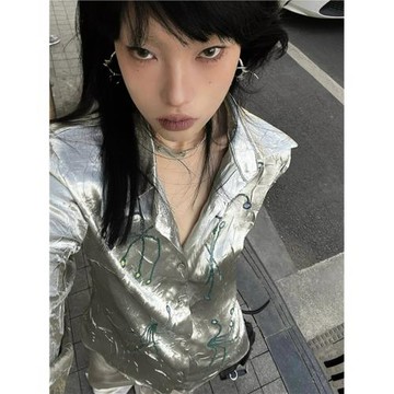 Turn up/陳腿兒 美式辣妹緞面銀色襯衣女春夏設計感印花防曬服ins