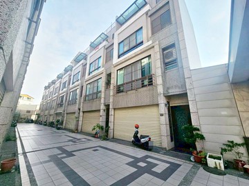 正東區雙車併排透天別墅~輕屋齡屋況讚~｜台南市東區東門路三段