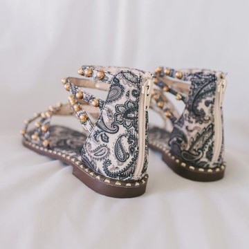 波西米亞涼鞋女款2024新款絕美仙女風復古泰國沙灘鉚釘平底羅馬鞋