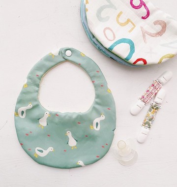 hairmo 小鴨鴨手工圍兜/口水巾-綠(圓領型)