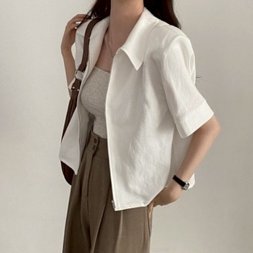 MOCO韓版chic氣質翻領墊肩設計休閒百搭拉縺短版外套