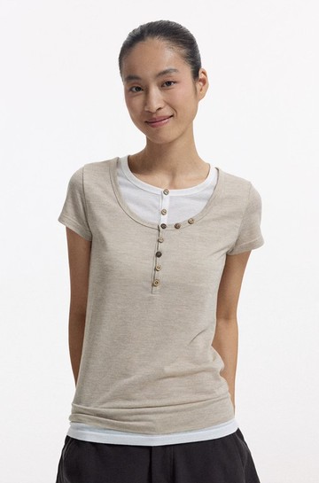 假兩件亨利領 椰殼扣花紗微透短袖T恤