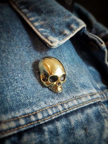 黃銅骷髏胸針。
