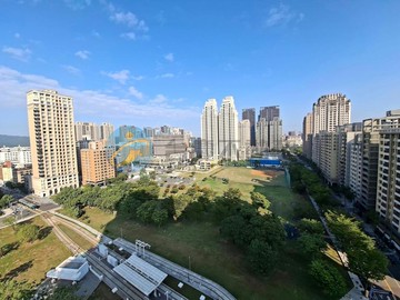 農16首排景觀龍華國小輕軌最低價四房平移車位｜高雄市鼓山區大順一路