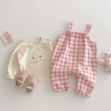 女寶寶超萌背帶褲2025春款洋氣童裝嬰兒格子小熊連體褲新生兒春裝