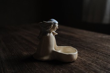 即使一陣風吹過・尚未熄滅的火・守燈的人・燭台・聖木座・器皿