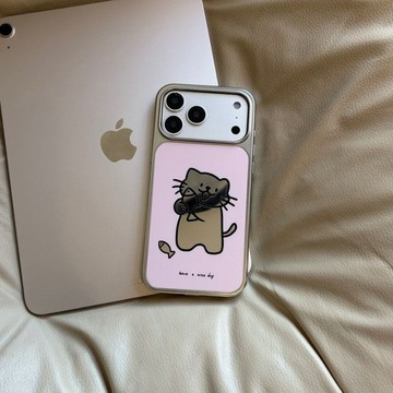 ins可愛抱小魚小貓咪鏡面電鍍銀適用于iPhone17p手機殼161514131