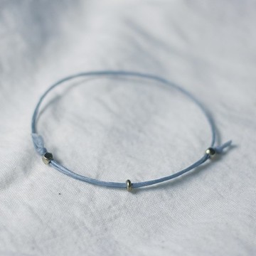 小心機 - 高雅灰極細線 淺灰伸縮繩結蠟線手環