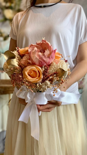 橘粉色系自然型手綁式乾燥花捧花