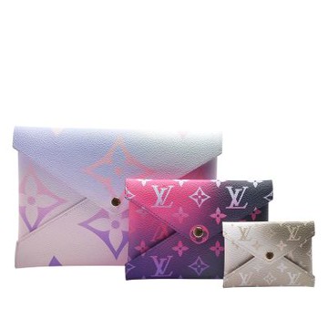 LV M81271 經典Monogram塗層帆布印花信封造型三合一收納包(粉彩/紫紅/卡其)
