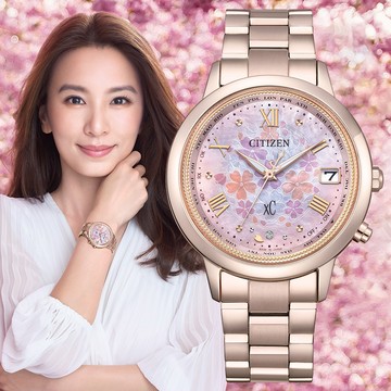 CITIZEN 星辰 xC 代言人廣告款光動能鈦金屬電波對時錶/花曜日限定款/36mm/CB1135-52N