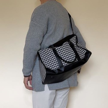 OKKO潮流運動健身黑白格紋休閑斜挎旅行包情侶大容量單肩包行李袋