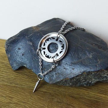 帶釘的未來派項鍊。 流行朋克項鍊。 垃圾項鍊