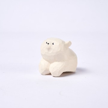 Reo 扒着的白色小熊木雕