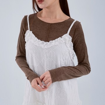 QUEENSHOP_F 女裝 長袖 坑條剪接木耳邊船型領上衣-可可S/M/L 現+預 【01099190】