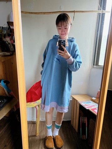 最後現貨 漂亮柔藍x粉紫袖口 純棉刷毛印花長版口袋帽t