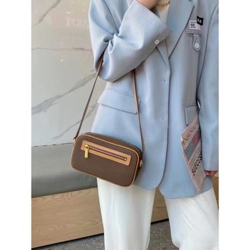 真皮撞色相機包女2023新款洋氣百搭斜挎包簡約復古小眾單肩腋下包