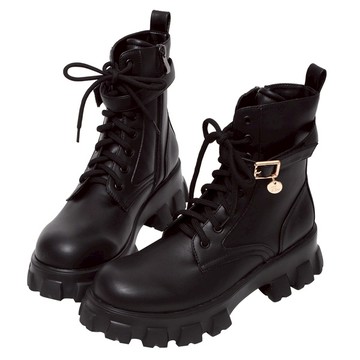 ANNSTAR 蕾菈聯名-甜酷風格可拆皮帶訂製小金牌時尚鋸齒底軍靴5.5cm-黑(版型偏小)