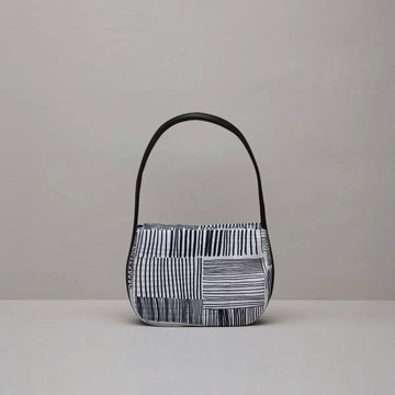 再生皮革彎月包 / 編織深藍 / 黑色肩帶