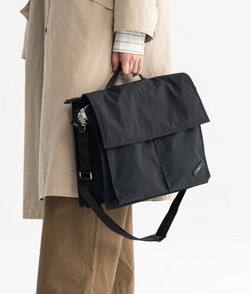 墨黑色 一休郵差包 防潑水公事包 輕便筆電包 肩背斜背包 11/15吋